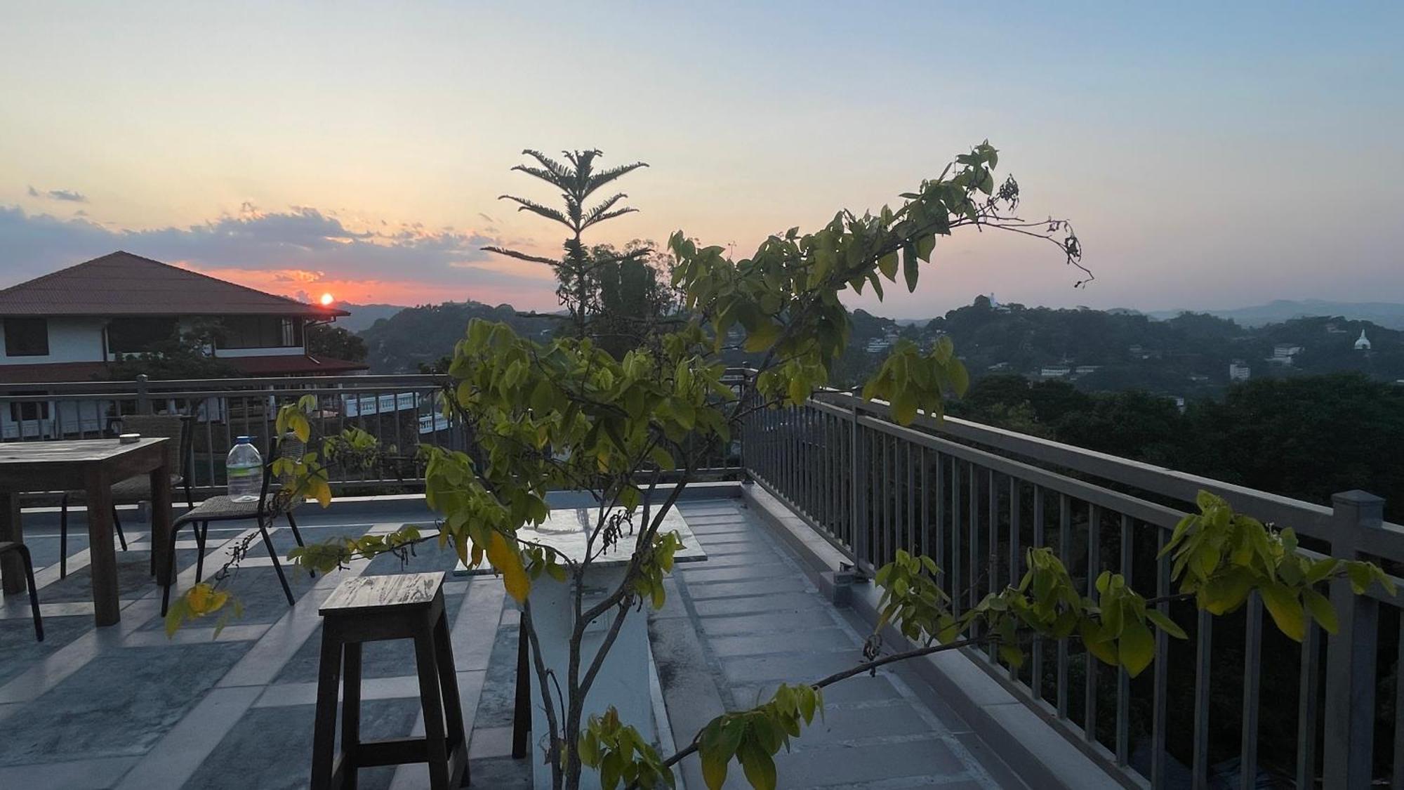 Sun Dove Suite Канди Экстерьер фото